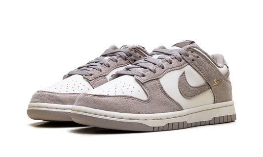 Dunk Low WMNS "Malt Gold Mini Swoosh" IB4417 105
