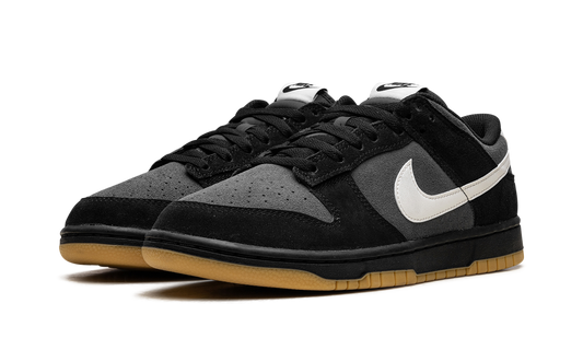 Dunk Low SE "Black Grey Gum" HQ1931 001